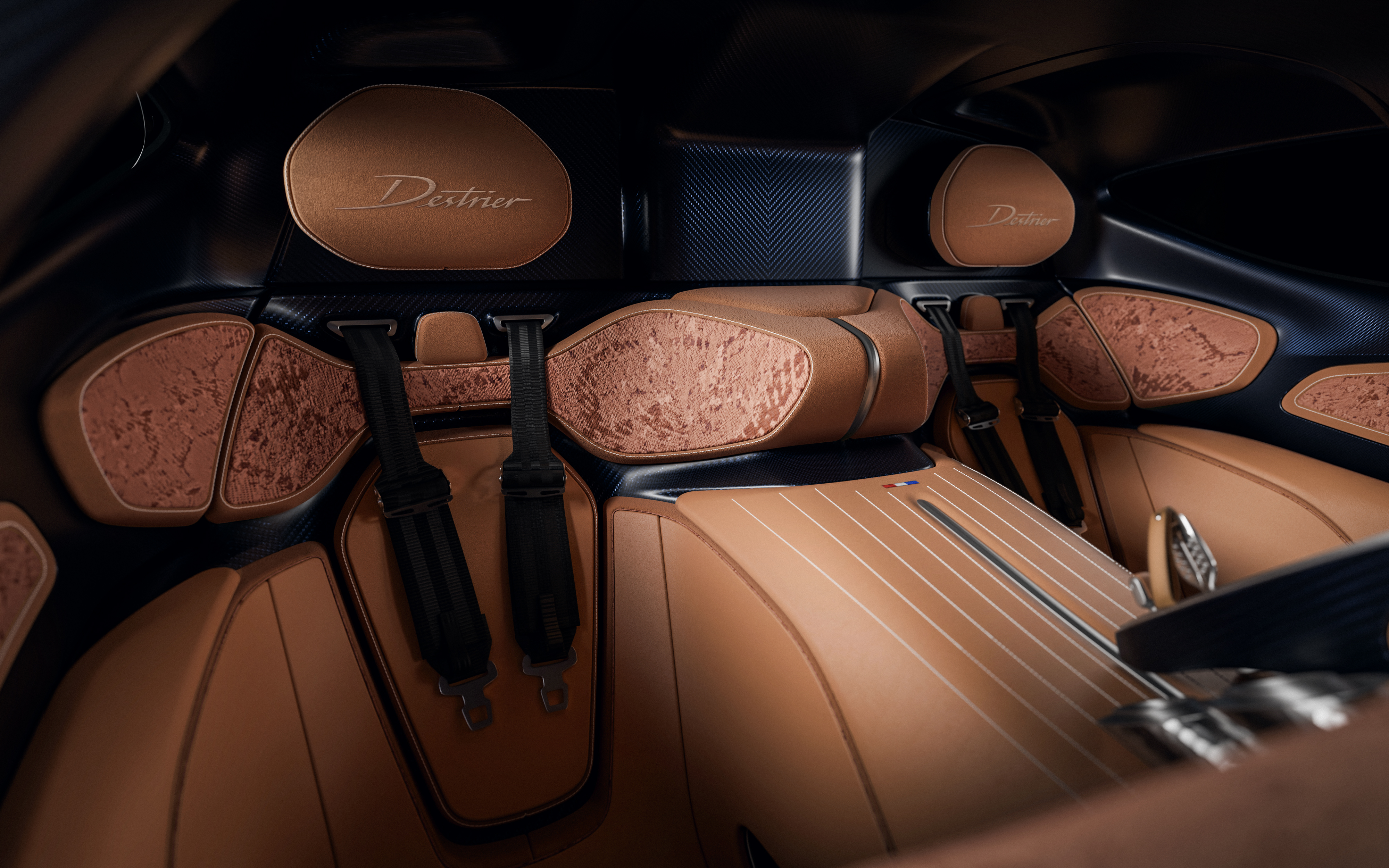 "Ambre Voyageur" leather, nubuck and 3D-knitted textile combine to create a warm, tailored world, inspired by the ateliers of Haute Couture. Materials chosen for their tactile quality and timeless elegance.